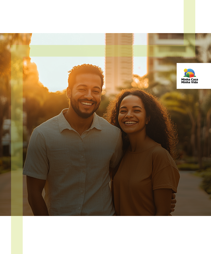 Casal ao por do sol em uma praça com prédios ao fundo