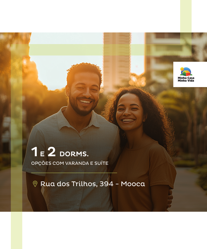 Casal ao por do sol em uma praça com predios ao fundo