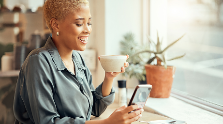 Mulher usando o celular