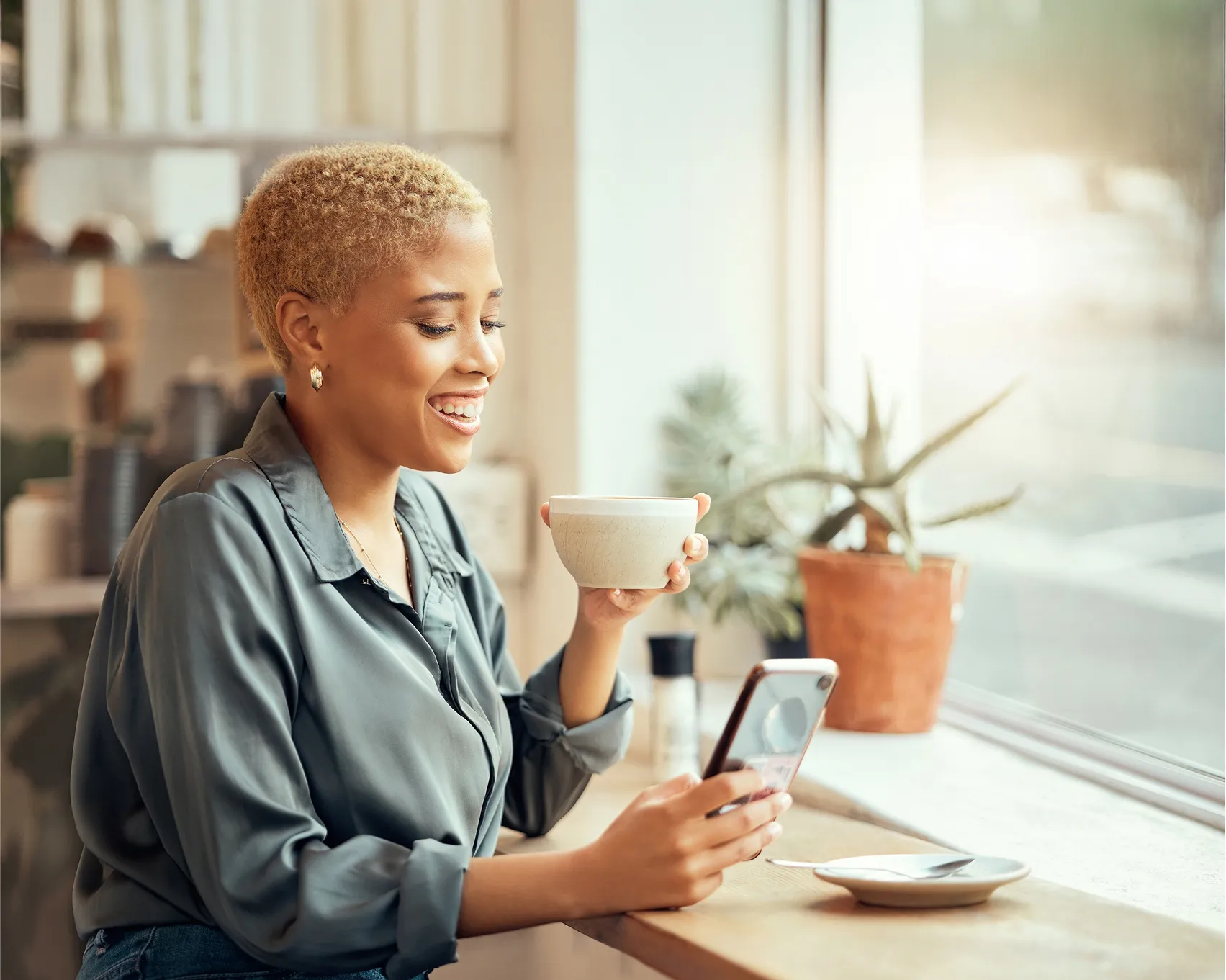 Mulher usando o celular